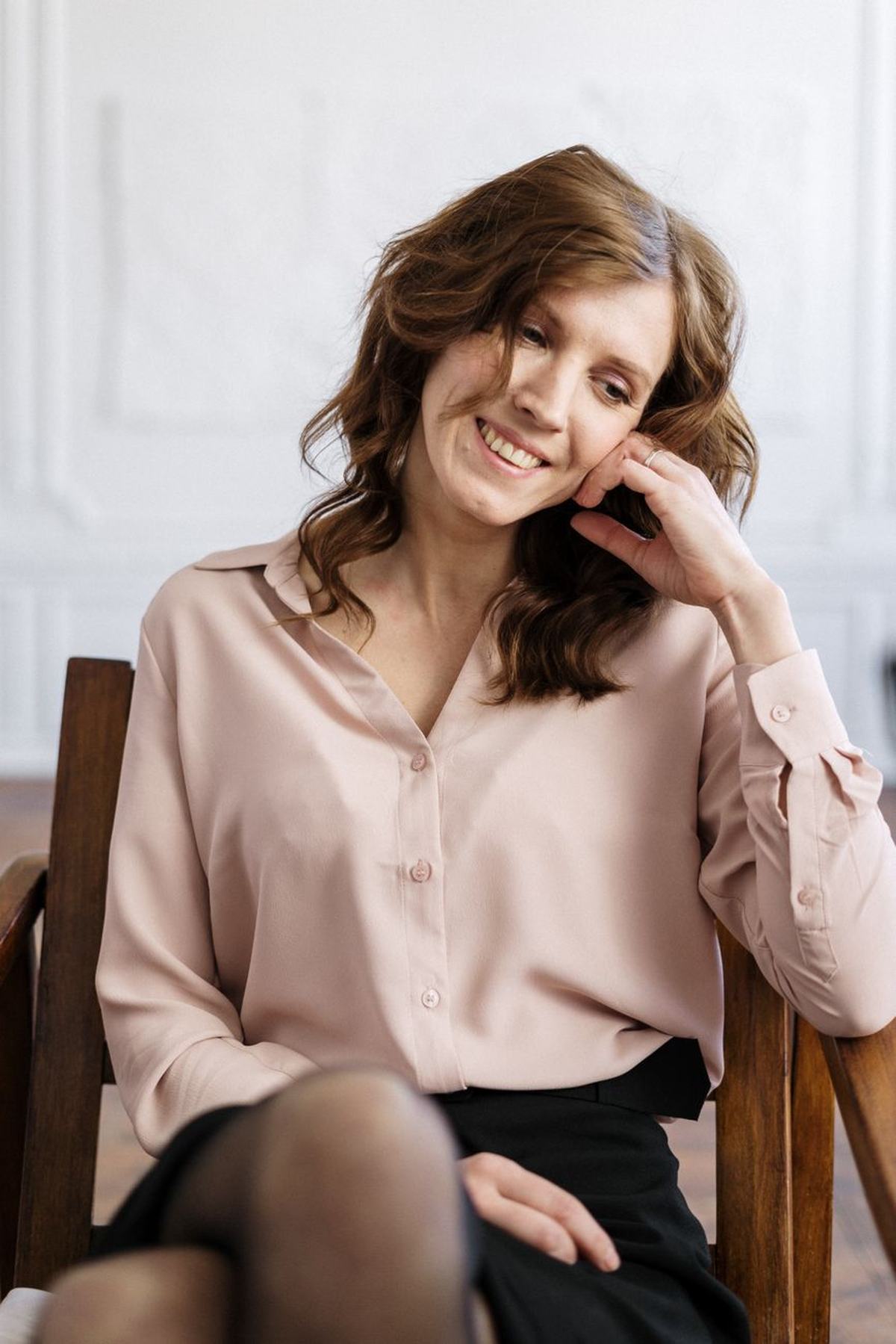 Terapeuta sonriendo sentada en su consultorio